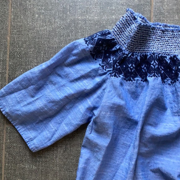 GAP off the shoulder top size medium 100% cotton shirt embroidered blue - Picture 5 of 6